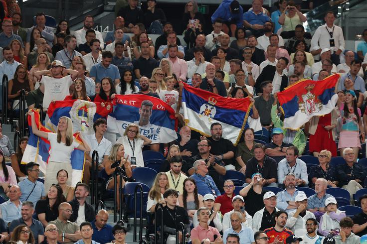 Novak Đoković ima v Melbournu ogromno navijačev. Ti so prišli na svoj račun zlasti v drugem nizu. | Foto: Reuters