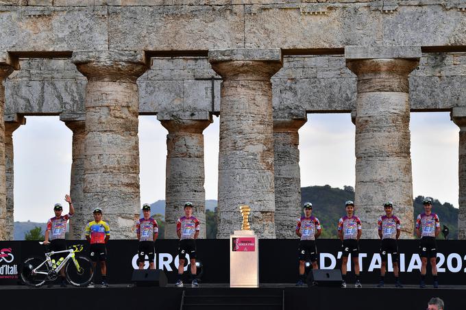 Drese so včeraj premierno predstavili v Palermu na Siciliji, kjer bo v soboto štart 103. Dirke po Italiji. | Foto: EF Pro Cycling