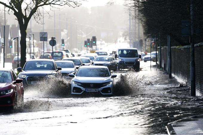 Promet ovirajo tudi poplavljene ceste.  | Foto: Reuters