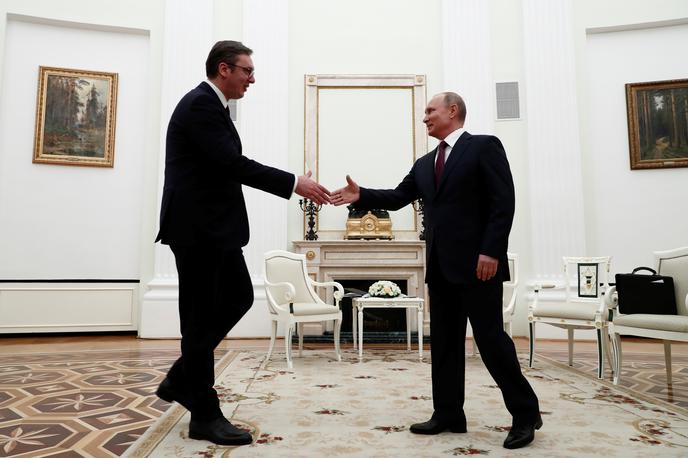 Vladimir Putin Aleksander Vučić | Srbija velja za rusko zaveznico na Balkanu. Kljub temu je Beograd Ukrajini, ki je od leta 2022 v vojni z Rusijo, dobavljal orožje. Se bo ruski predsednik Vladimir Putin maščeval srbskemu kolegu Aleksandru Vučiću? | Foto Reuters
