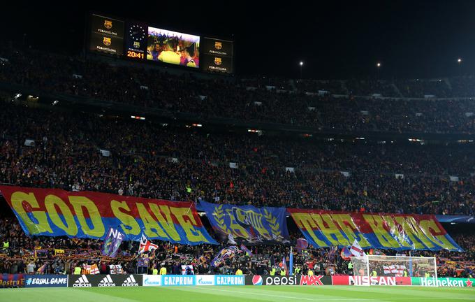 Napis, s katerim so Katalonci pred začetkom dvoboja pozdravili prihod Messija na igrišče. | Foto: Reuters