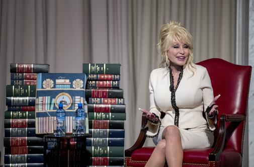 Oglasila se je Dolly Parton: Nisem še mrtva
