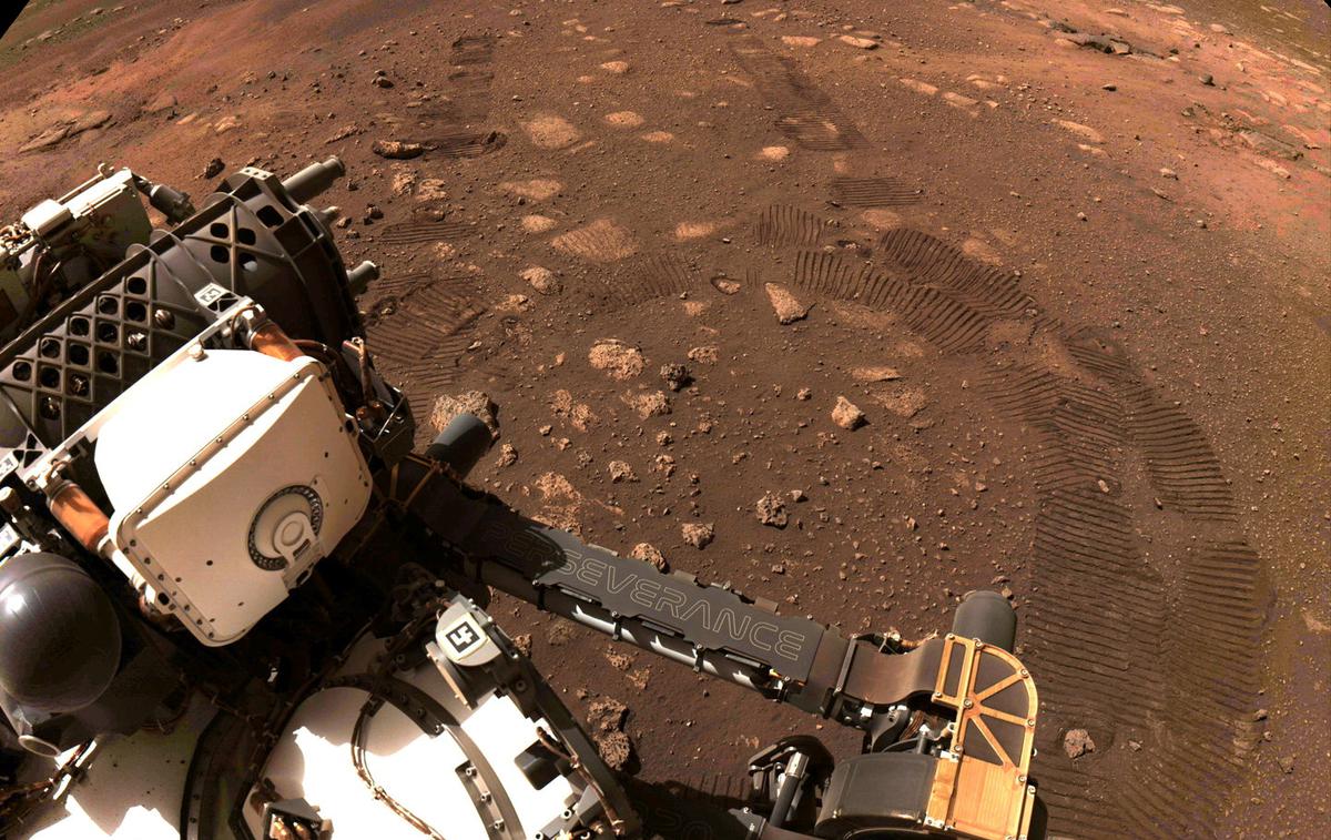 Nasin rover Vztrajnost (Perseverance) | Nasin rover Vztrajnost (Perseverance) je konec februarja pristala na Marsu po osemletnem razvojnem programu, ki je stal okoli 2,5 milijarde ameriških dolarjev. | Foto Reuters