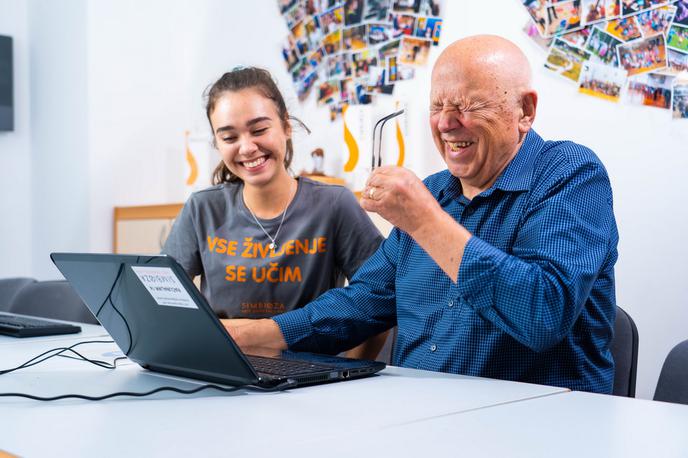 medgeneracijska solidarnost, digitalna pismenost | Googlova nepovratna sredstva bodo prek digitalnega opismenjevanja starejših pomagala njihovi boljši vključenosti v družbo. | Foto Simbioza