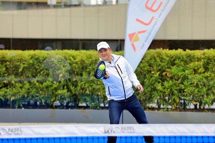 Direktor ALEJE Toni Pugelj prvić igra padel. | Foto: Borut Cvetko / ALEJA