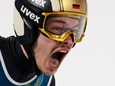 Philipp Raimund je olimpijski prvak, 18-letni Tomasiak poskrbel za veliko presenečenje, Prevc šesti