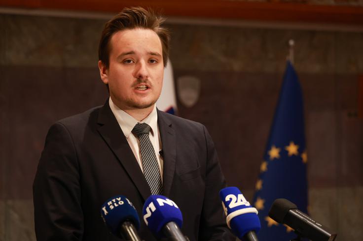 "Naša skupna naloga tako politike v državnem zboru kot politike na vladi je, da te ukrepe oz. Šutarjev zakon ubranimo takšnega, kakršen je. To je zakon proti kriminalu, proti nasilju," je v ponedeljek poudaril Žavbi.  | Foto: STA