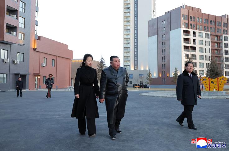 Kim Jong Un si je s hčerko, ki ji jo minuli teden potrdil kot svojo naslednico, z nekaterimi družinami ogledal njihova nova stanovanja. | Foto: Reuters