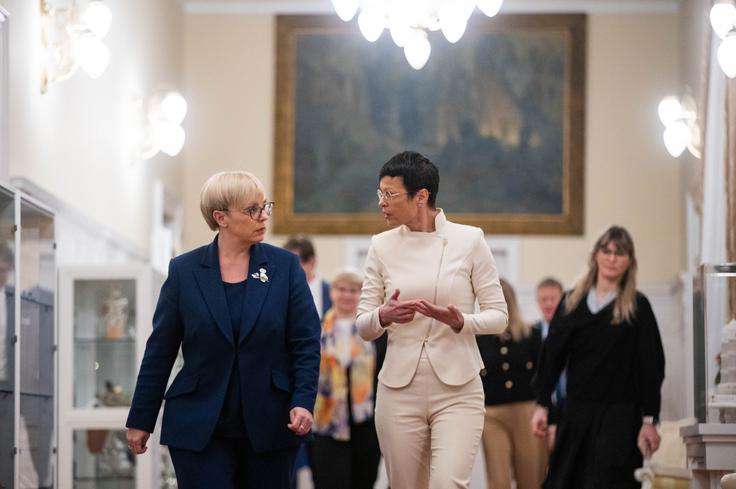 Nataša Pirc Musar, Marta Kos Komisarka Kos je izpostavila, da sta s predsednico obe nekdaj bili novinarki in se zato zavedata pomena svobode govora, svobodnih medijev in dobrega komuniciranja o tem, kaj članstvo prinaša državam, ki so že članice, in tistim, ki to še želijo postati. | Foto: STA