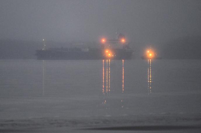 Eagle S v finskem pristanišču | Rusi za izvoz ruske nafte uporabljajo tankerje, ki so del t. i. senčnega ali tajnega ladjevja. Del tega ladjevja naj bi bil tudi tanker Eagle S (na fotografiji), ki pluje pod zastavo Cookovih otokov in so ga nedavno zasegli Finci zaradi domnevnega načrtnega uničenja podvodnega kabla. | Foto Guliverimage