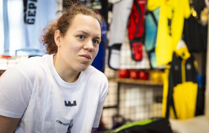 Brutalna pogodba: njej grozilo 100 tisoč evrov kazni, menedžer pa brez obveznosti #video