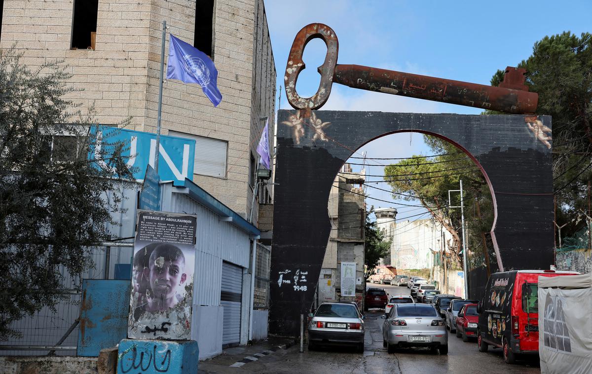 UNRWA | Leta 1949 ustanovljena agencija ZN skrbi za humanitarno pomoč, izobraževanje, socialne storitve in zdravje za več milijonov palestinskih beguncev na območju Gaze, Zahodnem bregu, v Jordaniji, Libanonu in Siriji. | Foto Reuters