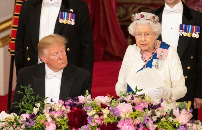 Trump je med kraljičinim govorom tako "na drobno" gledal, da so si ga mnogi na Twitterju privoščili in pisali, da je zadremal. | Foto: Getty Images