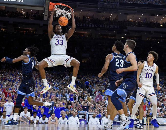 Pet košarkarjev Kansasa je bilo dvomestnih, David McCormack je dal 15 točk in imel še 10 skokov.  | Foto: AP / Guliverimage