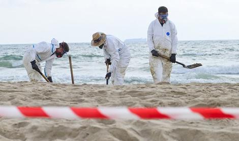 V Valencii zaprli plaže, na delu tehniki v zaščitnih oblekah