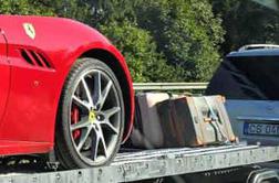 Ujeti na cesti: romunska odprava s ferrarijem polnim kovčkov #foto