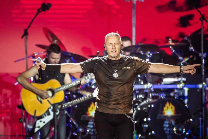 Thompson, koncert, Sinj | Kot so poročali hrvaški mediji, ki so dogajanje spremljali iz minute v minuto, se je koncert 58-letnega Thompsona začel s skoraj enourno zamudo in se z enako zamudo tudi končal. | Foto Zvonimir Barisin/PIXSELL