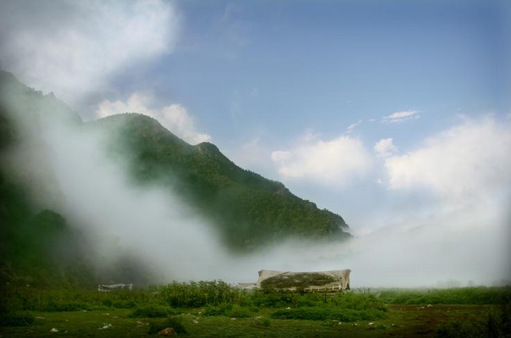 Čeprav sta precej različni državi, imata Slovenija in Iran tudi kaj skupnega. Severni del Irana je podobno gorat in zelen kot Slovenija, meni sogovornik. Na fotografiji je vasica Daryasar v provinci Gilan na severu Irana. | Foto: Reuters