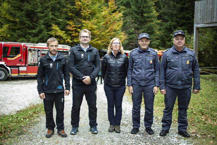 Vajo so si ogledali tudi predstavniki Planinske zveze Slovenije Zavarovalnice Triglav in Gasilske zveze Slovenije. Od leve proti desni: Dušan Prašnikar in Damjan Omerzu s PZS, Mihaela Perčič iz Zavarovalnice Triglav in Tomaž Vilfan ter Darko Muhič z GZS. | Foto: Ana Kovač