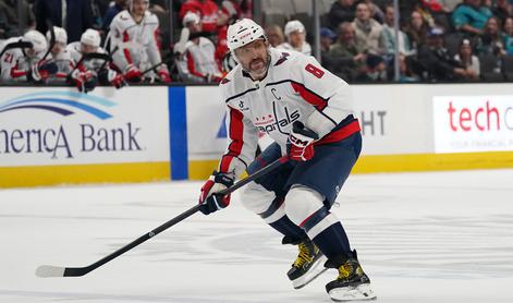 Ovečkin ponoči dvakrat zadel in rekord dvignil na 911 #video