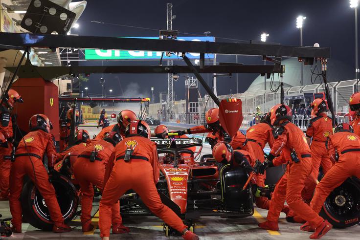 Ferrari s četrtim mestom Sainza in odstopom Leclerca ne more biti zadovoljen. | Foto: AP / Guliverimage