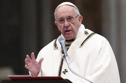 Papež: Cerkev mora spremljati in vključevati, tudi istospolne