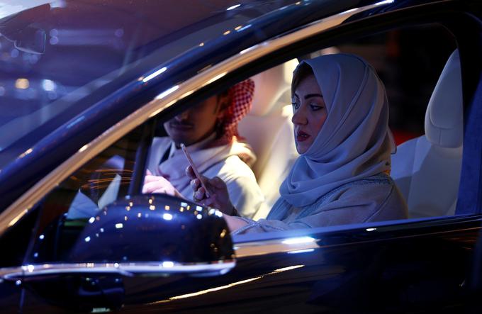 V mestu Jeddah so odprli prodajni salon, kjer lahko svoj avtomobil kupijo ženske. Po septembru, ko so jim dovolili voziti, je to nov velik korak za to konservativno državo. | Foto: Reuters