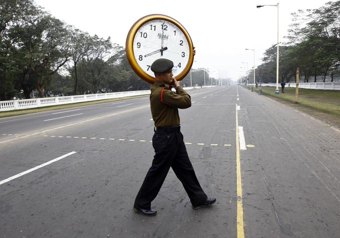 Bolj kot merljivi učinki je pri premikanju ure pomembno to, kako jo doživljamo. | Foto: Reuters