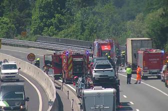Na primorski avtocesti odstranili posledice gorečega tovornjaka, zastoji ostajajo