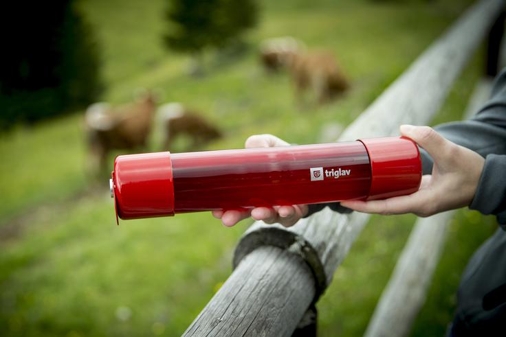 Zavarovalnica Triglav in Planinska zveza Slovenije sta lani med 52 planinskih koč razdelili 152 protipožarnih ampul. | Foto: Ana Kovač