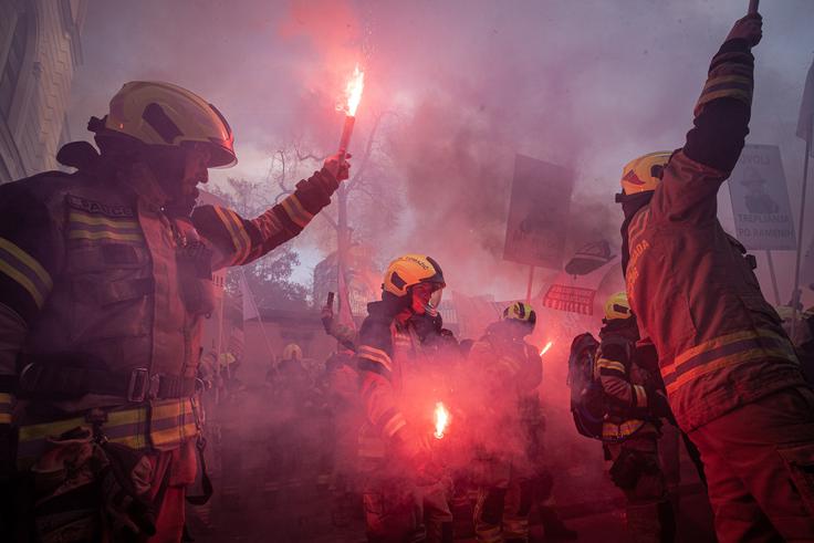 Z nagovori, pokanjem in trobljami so pred poslopjem vlade sporočili, da so zaradi svojega položaja jezni. | Foto: Žiga Krančan