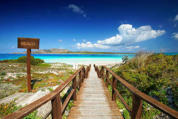 Plaža La Pelosa na Sardiniji si je prislužila vzdevek evropski Karibi. | Foto: Shutterstock