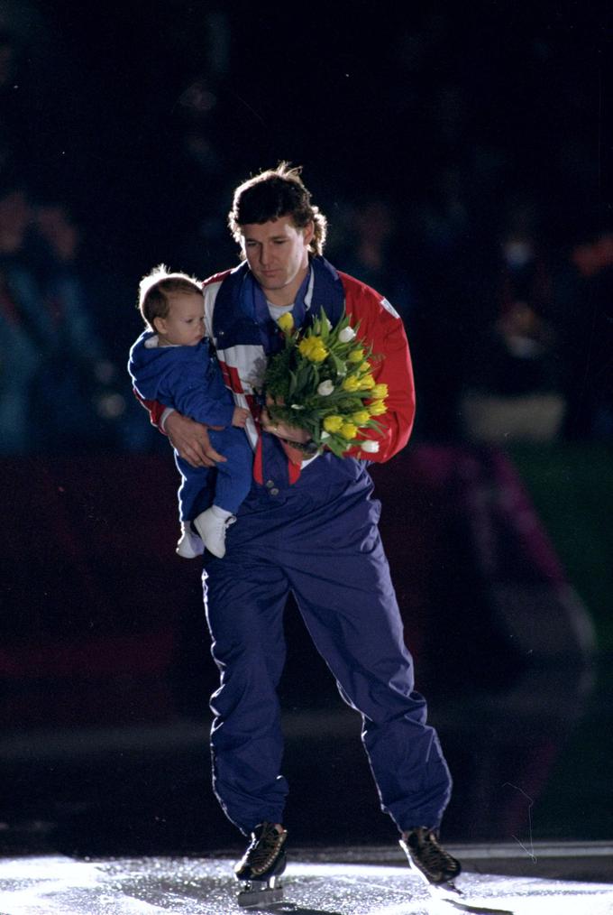Dan Jansen je leta 1994 s hčerko Jane, ki je dobila ime po njegovi pokojni sestri, odrsal zmagovalni krog. | Foto: Guliverimage/Vladimir Fedorenko