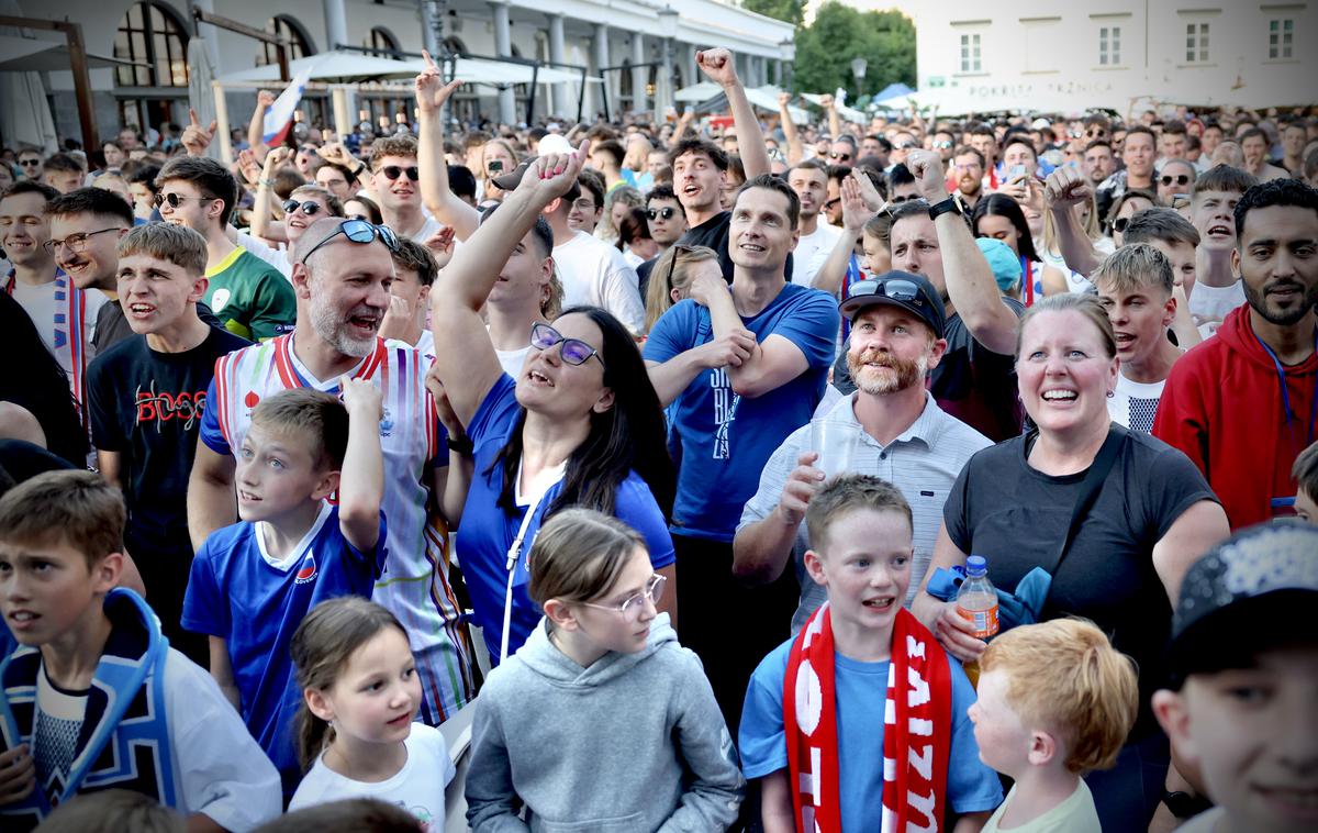 Navijači nogomet | Mladi in starejši navijači so se zapeljali na vrtiljaku čustev ob spremljanju remija Slovenije in Danske. | Foto Ana Kovač