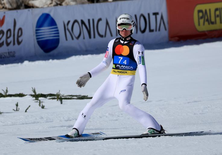 Anže Lanišek po poletu 217 m. | Foto: Reuters