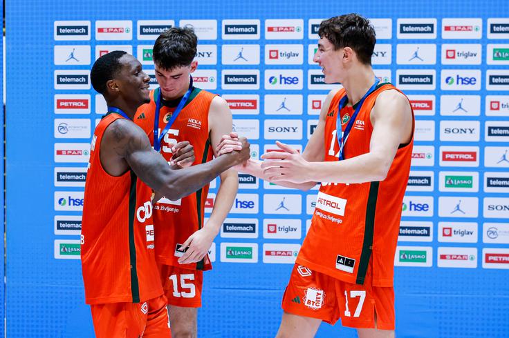 Ciperle ob slavju z Umojo Gibsonom, ki je osvojil tudi naziv MVP superpokala. | Foto: Aleš Fevžer