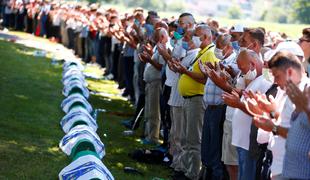Odstavili ministra, ki je zanikal genocid v Srebrenici