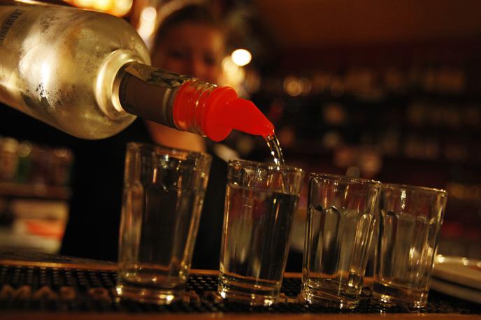 Alkoholna pijača - vodka | V Zagrebu pristojne službe množično pozivajo starše mladoletnih otrok, naj jih pridejo iskat na zabavo in odpeljejo domov.  | Foto Reuters