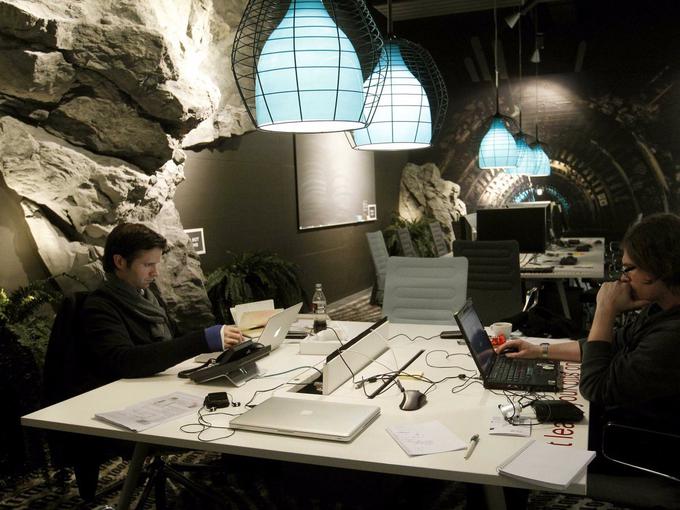 Kot podzemna jama je videti sejna soba v še eni Googlovi podružnici v Evropi, v švicarskem Zürichu. | Foto: Reuters