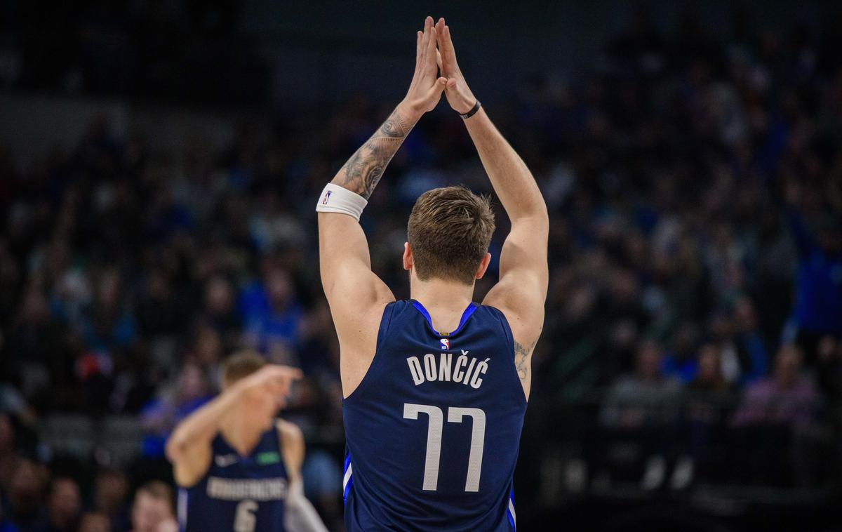 Luka Dončić | Luka Dončić je zaslovel tudi v ligi NBA. Navijači in stroka so navdušeni tudi nad njegovo trojko s korakom nazaj. | Foto Reuters