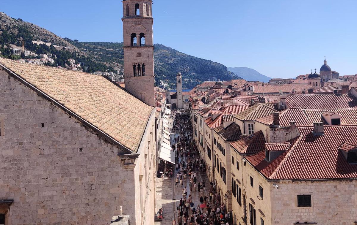 Dubrovnik, turisti | Veliko turistov si je tudi v posezoni želelo ogledati znamenito dubrovniško obzidje. Za ogled mesta z obzidja so nekateri čakali kar nekaj časa. | Foto Siol.net/bralec