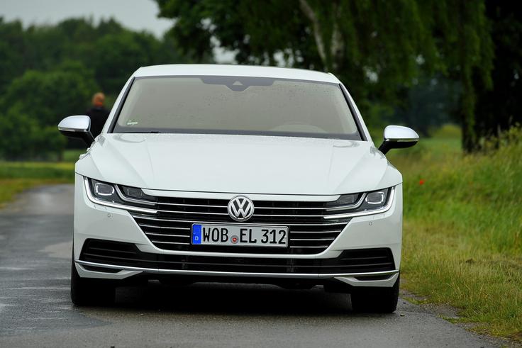 Nam je v oči najbolj padel arteonov odločni pogled. Lamele motorne maske namreč povezujejo oba žarometa.  | Foto: Jure Gregorčič
