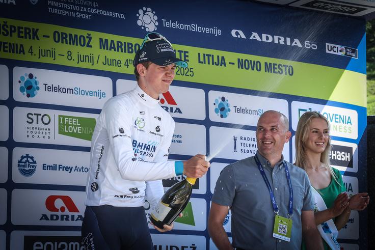 Mladi Jakob Omrzel je oblečen v belo majico najboljšega mladega kolesarja. | Foto: Ana Kovač