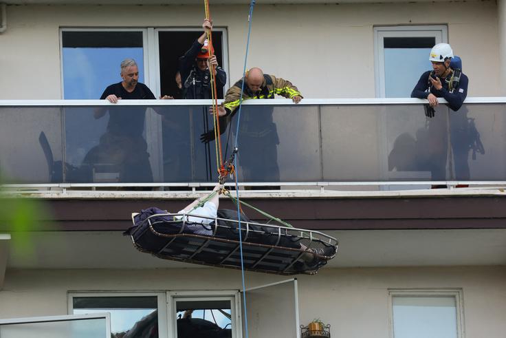 Po poročanju medijev v stavbi živi več kot 200 ljudi. | Foto: Reuters