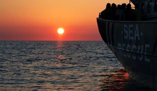 Več smrtnih žrtev v nesreči čolna z migranti pred Lampeduso