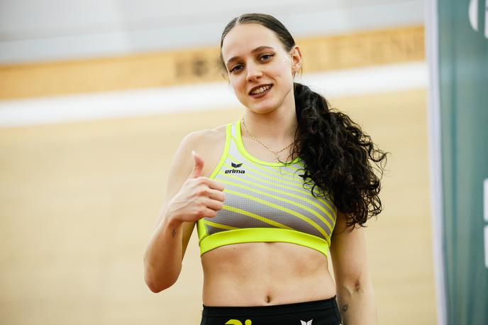 Lucija Potnik | Lucija Potnik je po sobotni zmagi na 60 m dodala še drugo sprintersko zlato v teku na 200 m | Foto Aleš Fevžer