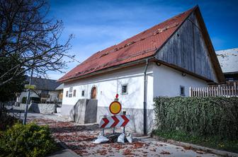 Veter poškodoval tudi rojstno hišo Franceta Prešerna #foto