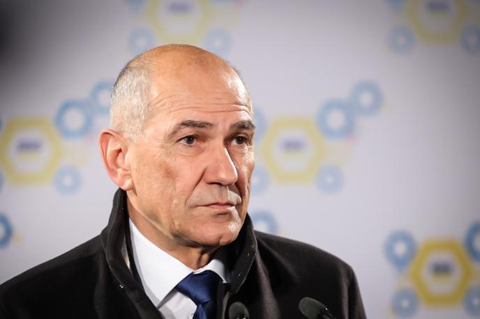 Volitve 2026 SDS Janez Janša | V opoziciji so bili do vladnih ukrepov pri reševanju razmer v državi kritični, Janša pa je v soboto v objavi na omrežju X vladi tudi očital, da bi na to temo morala sklicati SNAV. | Foto Ana Kovač