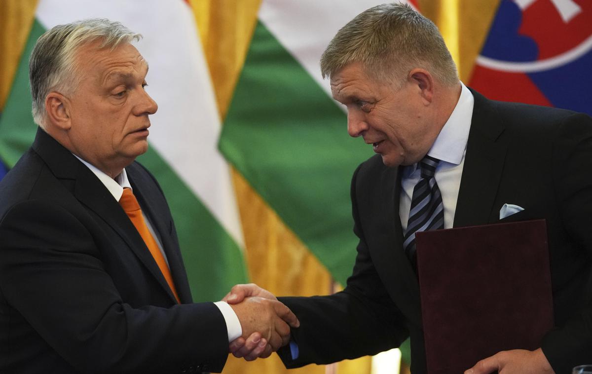 Viktor Orban in Robert Fico | Slovaški premier Robert Fico je velik zaveznik madžarskega premierja Viktorja Orbana. Oba druži nasprotovanje liberalni demokraciji. | Foto Guliverimage