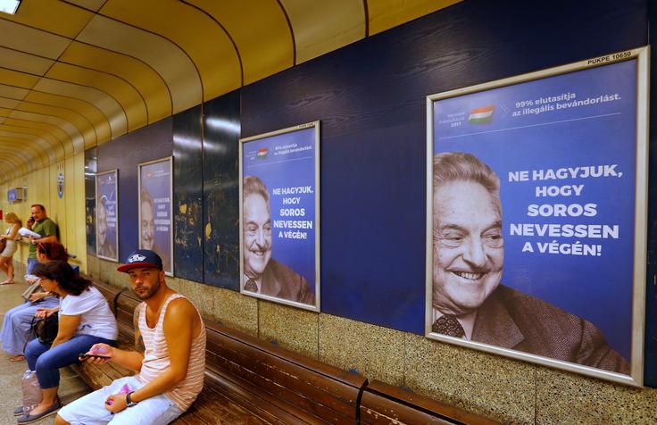 Orbanova vlada je s plakati opozarjala tudi na nestrinjanje s Sorosem. Na plakatih je napis "Ne dovolite, da bi se Soros smejal zadnji." | Foto: Reuters